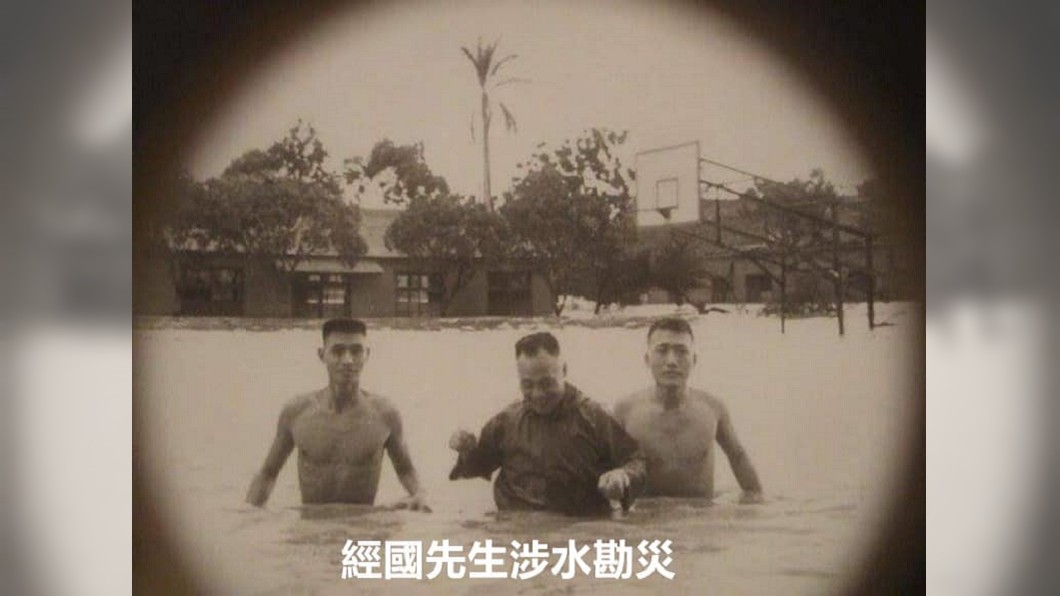 水深及腰沒在怕 蔣經國「勘災」照片成典範