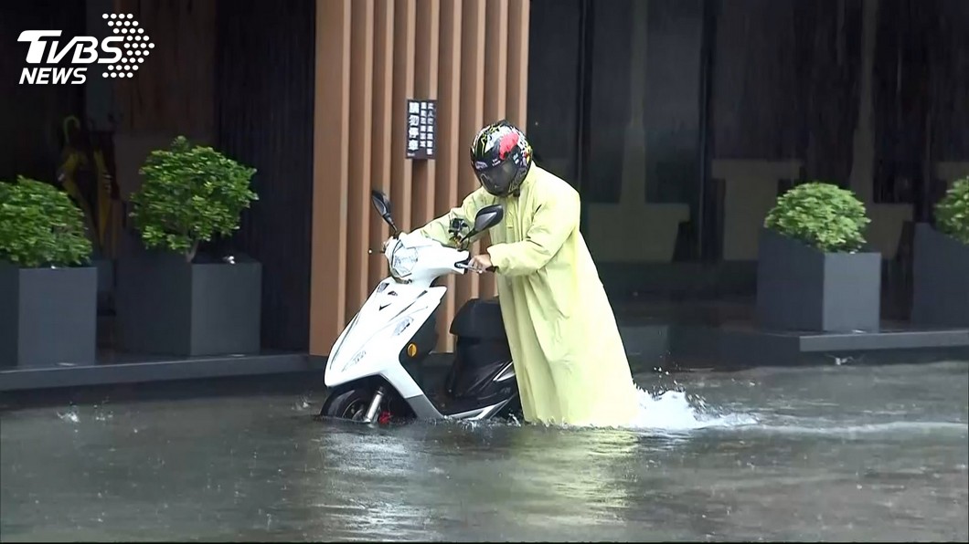 高雄豪雨災損補助放寬 汽機車泡水可申請
