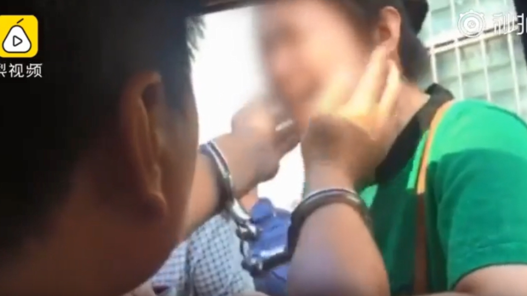 張男妻子在警車外淚崩。圖/翻攝自梨視頻