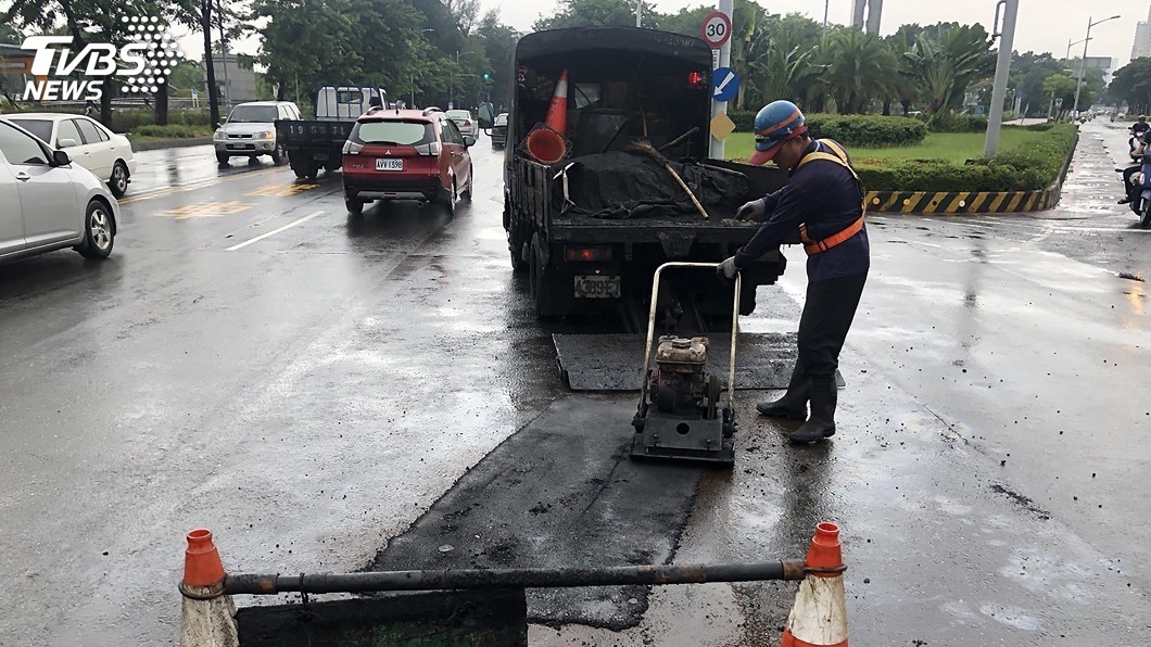 連日豪雨冒5000個坑洞 高市府拚3天填平主道路