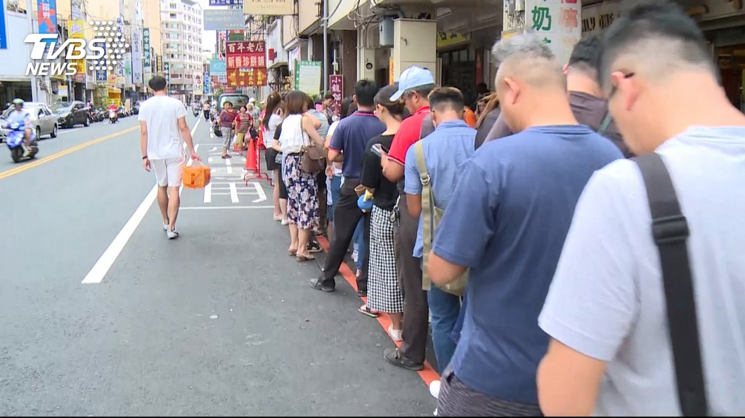 快訊/排隊名店不二家遭潑漆 消費者沒嚇跑