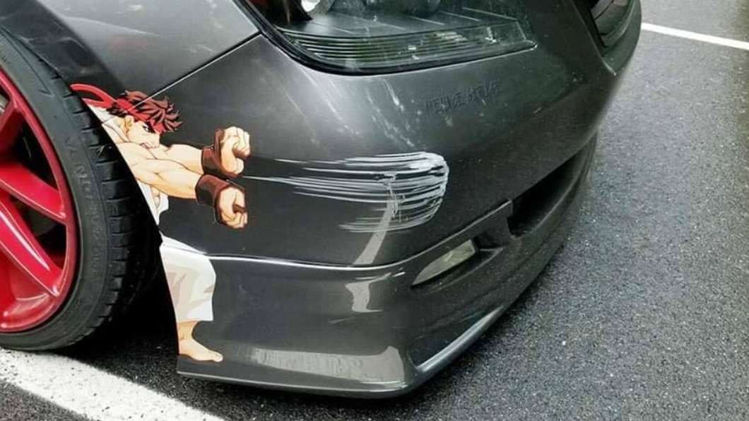 刮傷只能烤漆?他用這「創意妙招」 車子一秒變帥
