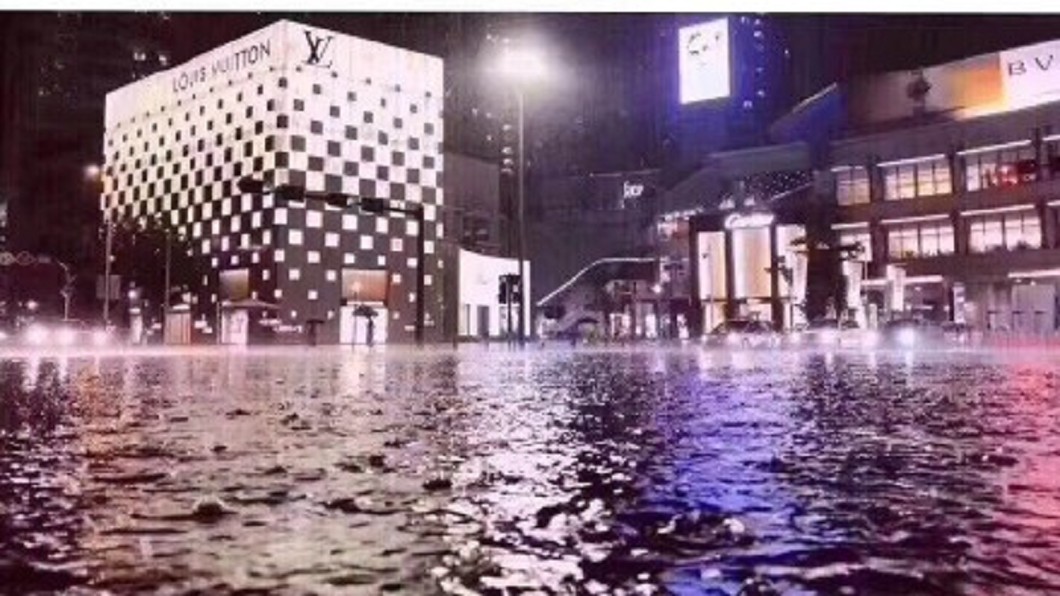 水淹深圳LV店變孤城　網友：包包快漂出來