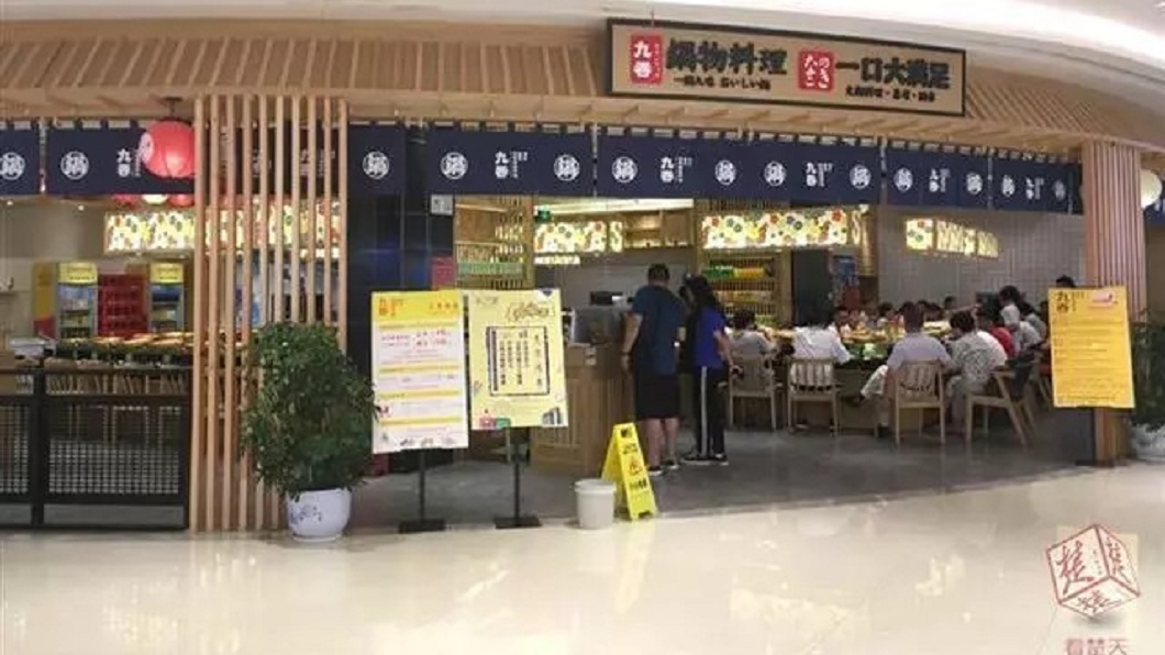 客人要求2人餐費免費，但店長不願意，直接吞下蒼蠅。(圖／翻攝自陸網)
