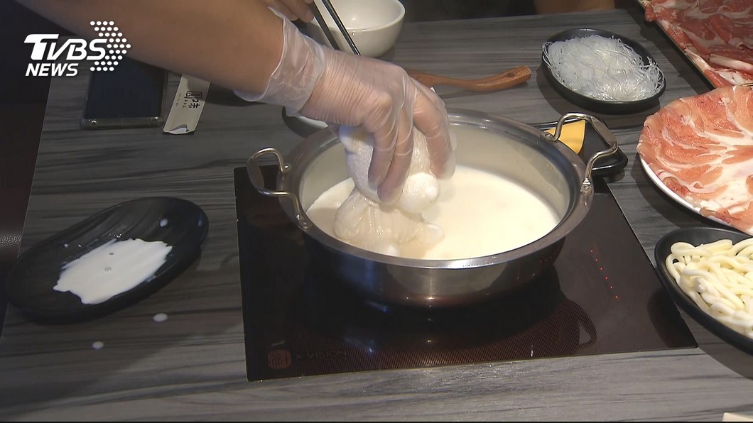 火鍋有蒼蠅客要求免費 店長一口吞下去