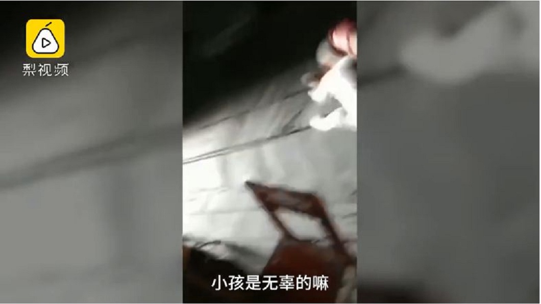 小王看到孩子被虐也十分傻眼，報警處理。(圖／翻攝自梨視頻)