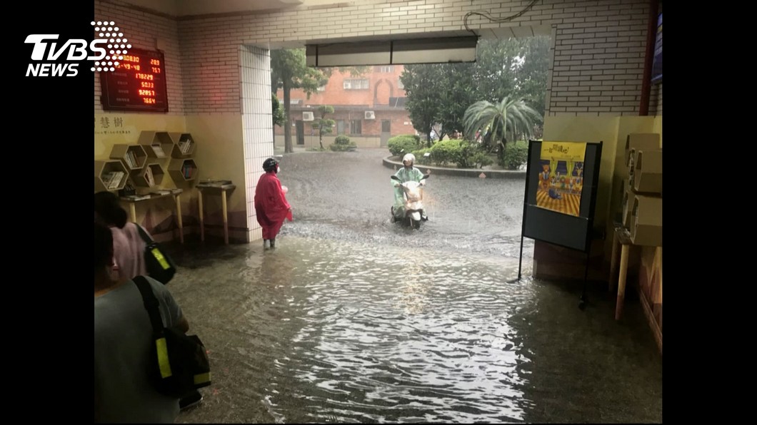 暴雨迎開學!水淹內壢國中 師生涉水下課