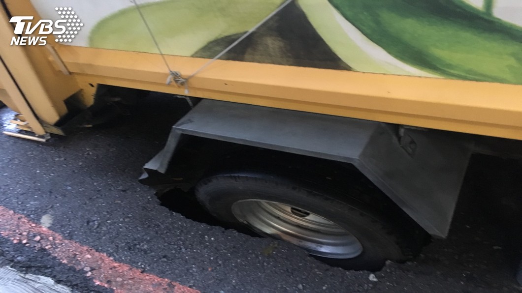 快訊／高雄馬路又塌了　垃圾車陷坑洞動彈不得