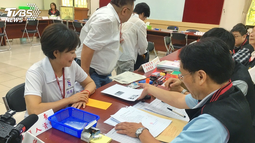 楊麗環完成登記手續 矢言堅持參選到底