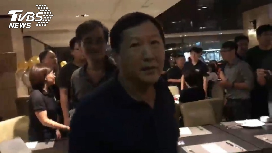 前縣長鄺麗貞再選震撼彈　夫吳俊立氣壞「包車回台東」