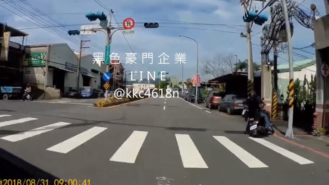 男騎士起步後暴衝,重心不穩慘摔路邊。圖/翻攝自黑色豪門企業