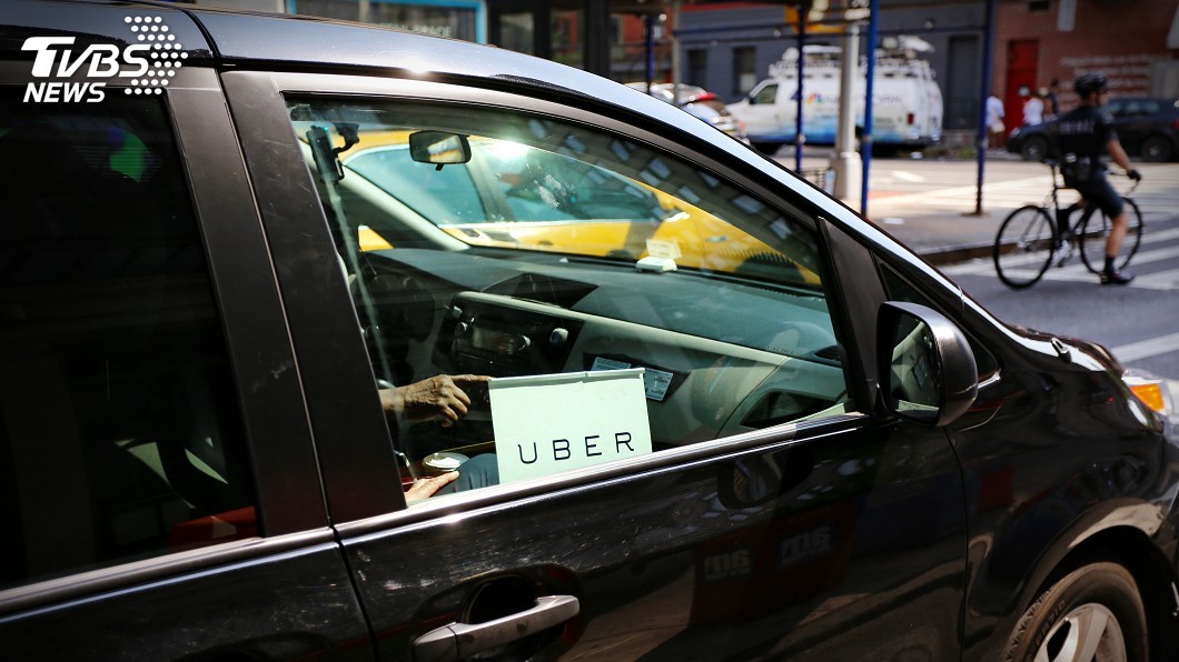 視障者被路邊丟包 Uber司機辱:失明是妳的懲罰