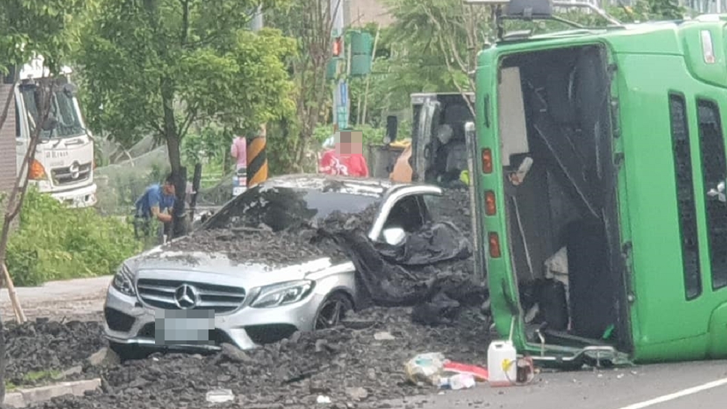 砂石車過彎翻覆成「移動式土石流」 賓士險遭活埋