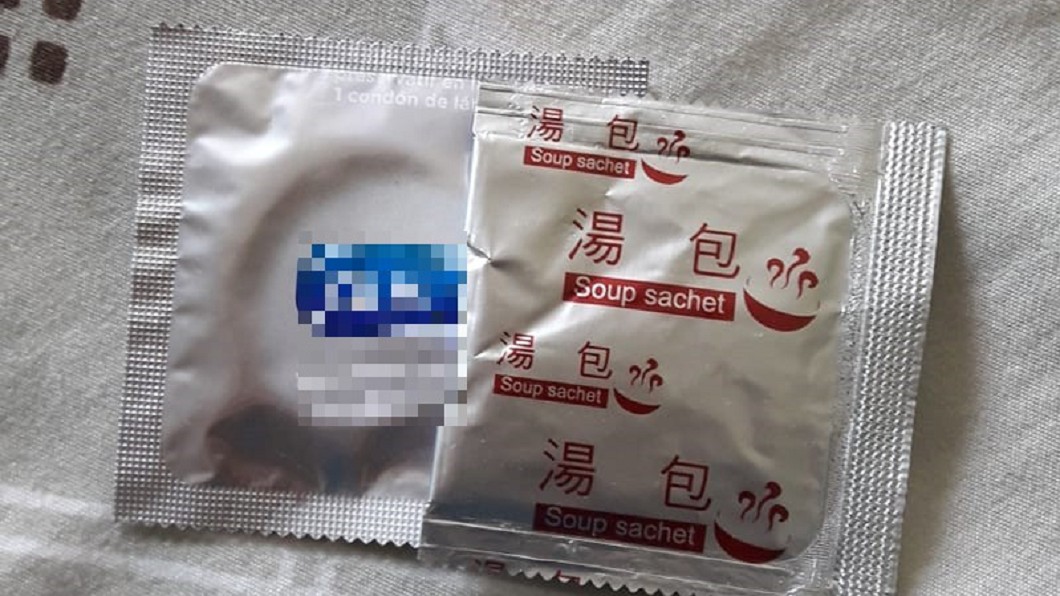 貼心兒遞泡麵「調味包」給父 他轉頭一看臉都綠了