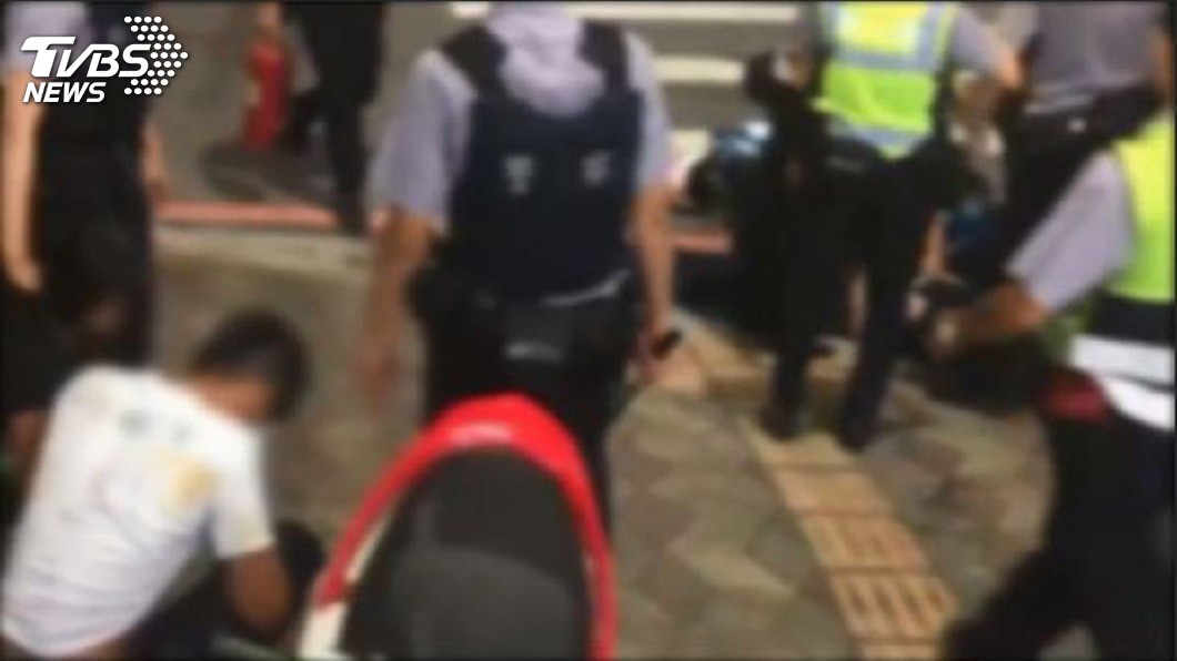 警方隨即出動快打部隊,將這幾名滋事的小屁孩壓制帶回偵訊。(圖/TVBS)