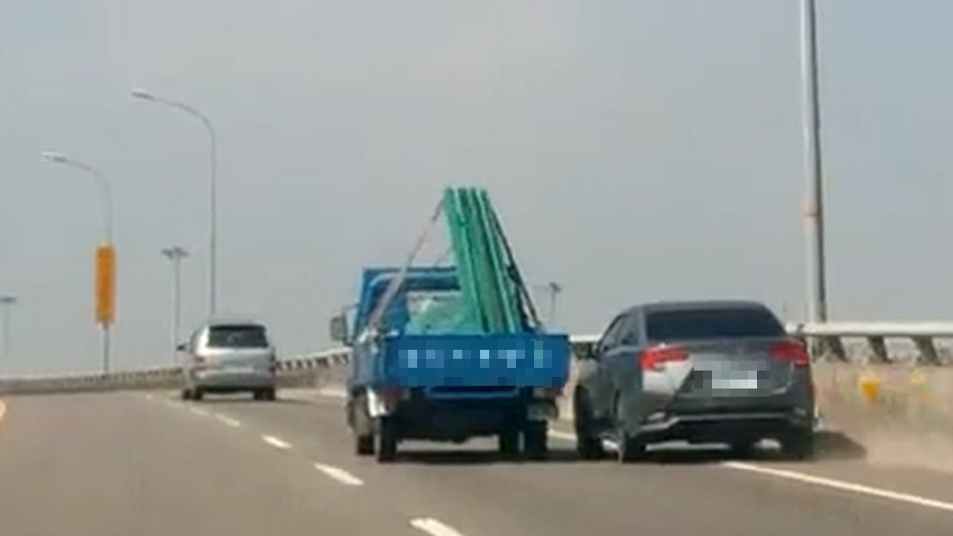 鬼切哥急煞鑽洞超車 10秒不見車尾燈
