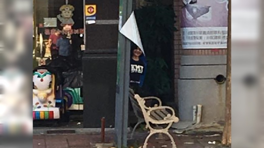 毛毛的!男子出門倒垃圾 瞥見對面女孩直盯著笑