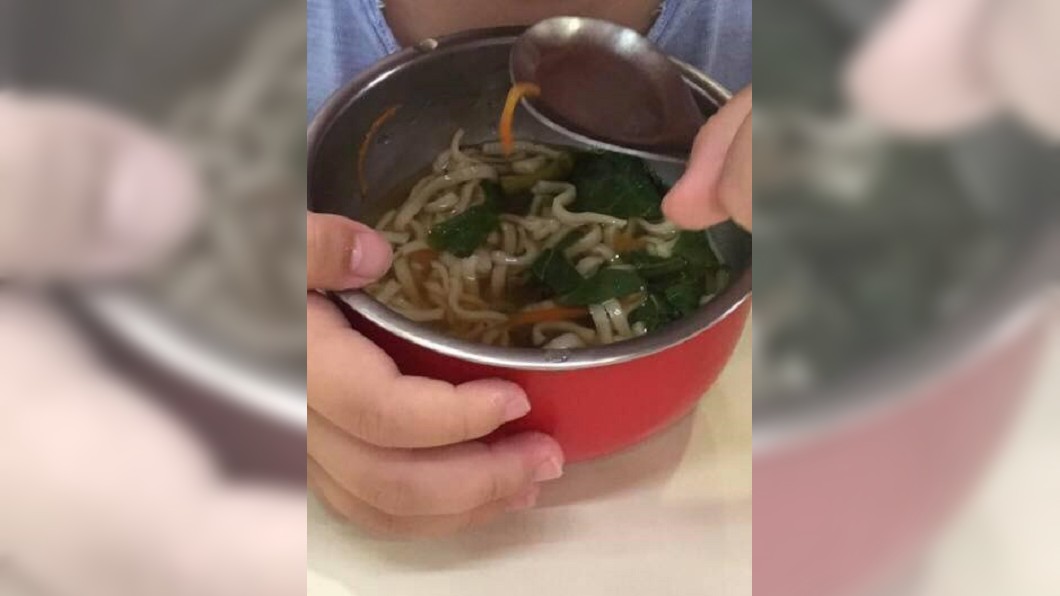 原PO圖說表示「早餐吃煮泡麵加青菜，打去學校問還說是鍋燒意麵！」圖／翻攝我是台中潭子人