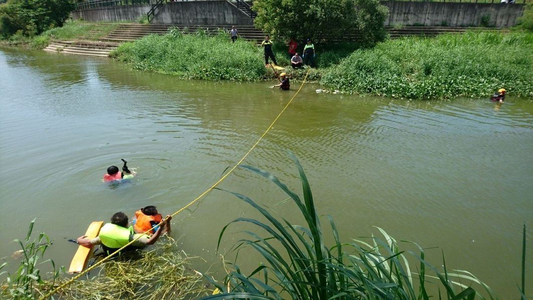 淺淺溪水抓交替?男河邊捕魚「人慢慢沉下去」