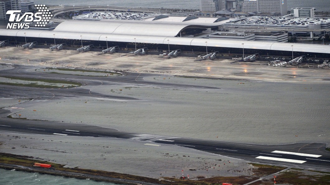 燕子強颱登陸日本　關西機場跑道、空橋全淹