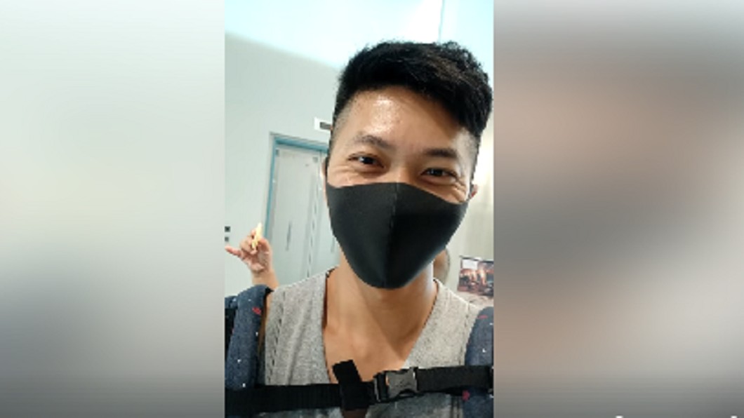 寶寶睡沒?奶爸放大絕釣出「小萌手」網友全融化了