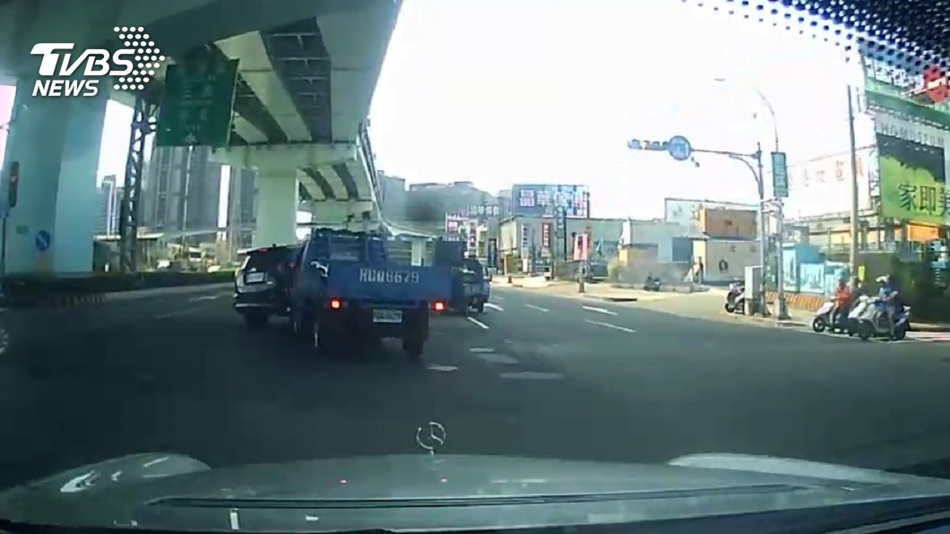 追撞!警抓偷車賊 波及無辜車輛