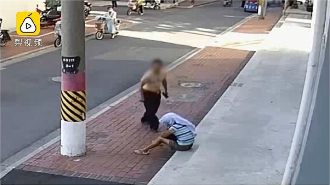 男子還脫下上衣朝母親頭上丟過去。(圖/翻攝自梨視頻)