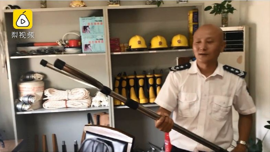 一名保全看不下去,拿出鋼叉朝男子追過去。(圖/翻攝自梨視頻)