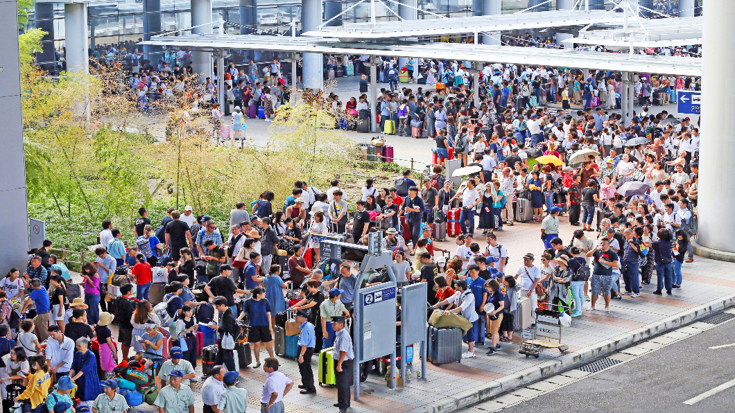 強颱重創關西機場 全面關閉.3千人等接駁