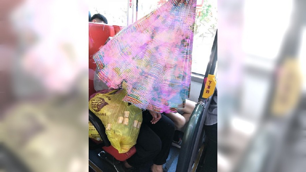 防曬做很足!奇女子公車撐傘罩全身 農曆7月嚇壞人