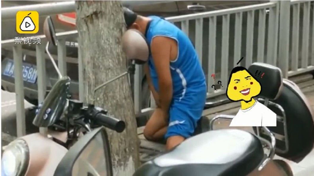 慣竊大叔偷車被抓 當街裝瘋喝3瓶尿