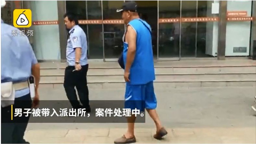 最後男子還是被帶回警局偵訊。(圖/翻攝自梨視頻)
