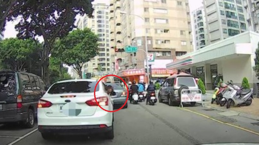誇張！女童坐前座沒繫安全帶　還半身探車外嬉戲
