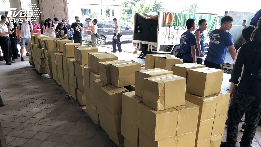 「以核養綠」公投連署近32萬份 送抵中選會