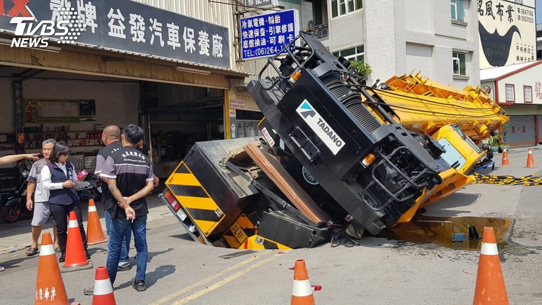 驚!疑地基掏空 台南大吊車突陷進路面
