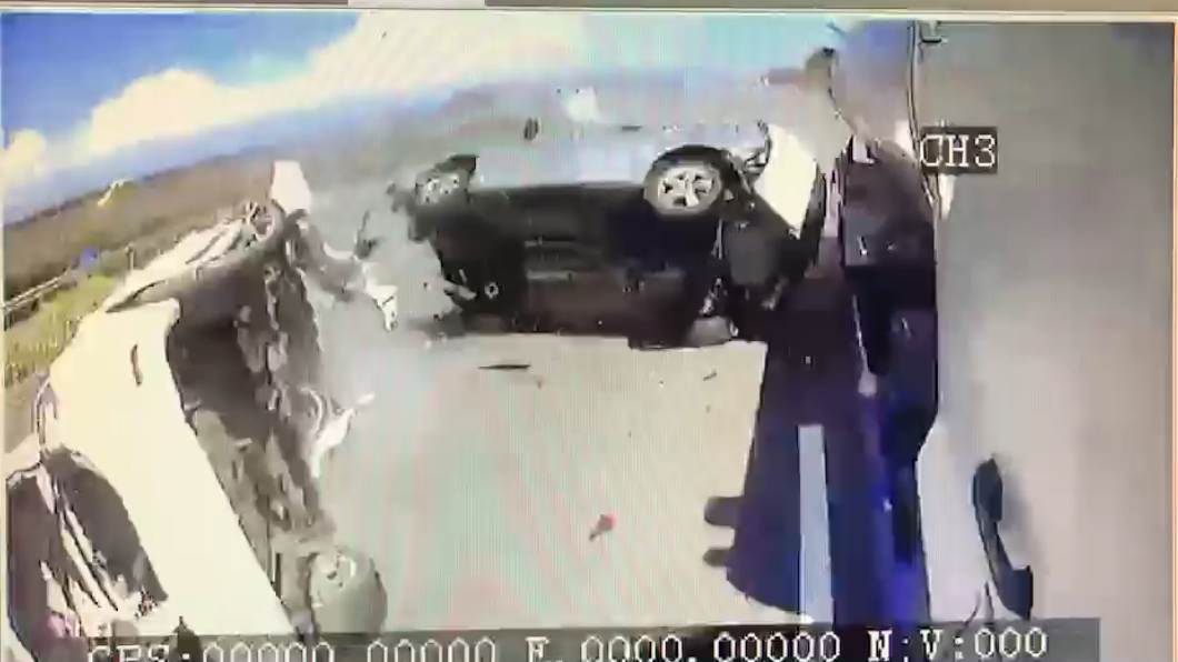 驚悚「清晰版」曝光!小兄妹噴飛車外 翻滾7秒倒國道