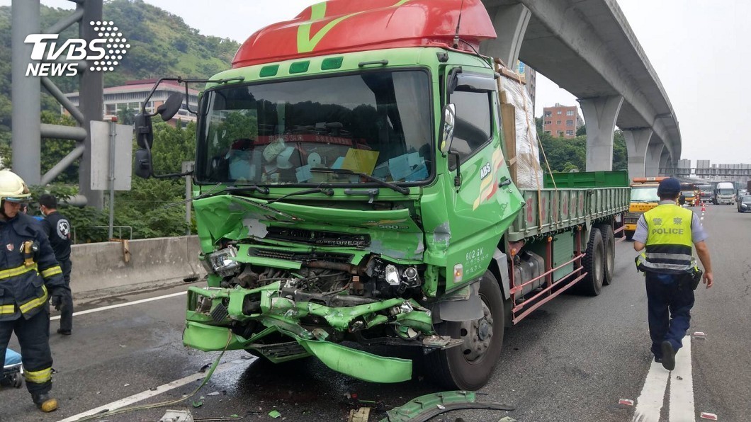 國道一號南下35K 車禍 警消救援中