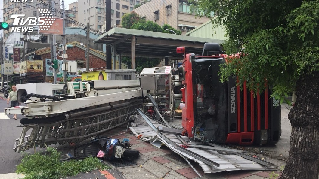 汽修維修操作不慎 導致雲梯車翻車
