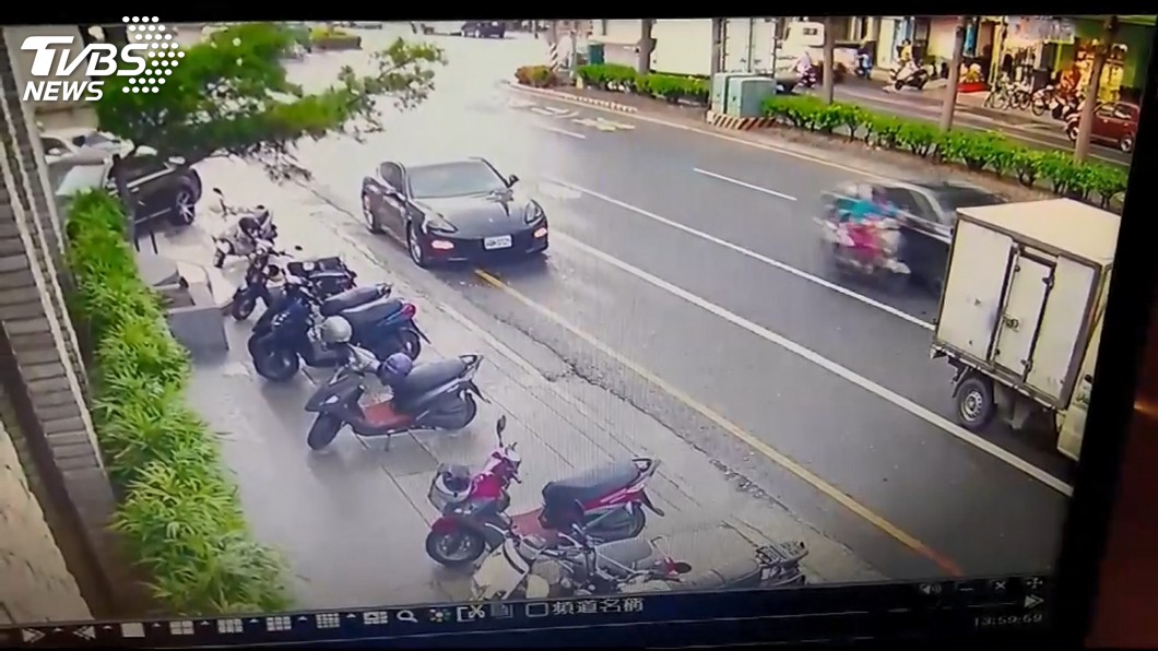 開千萬賓利也有錯？查看摔車婦　竟被誤會肇事者