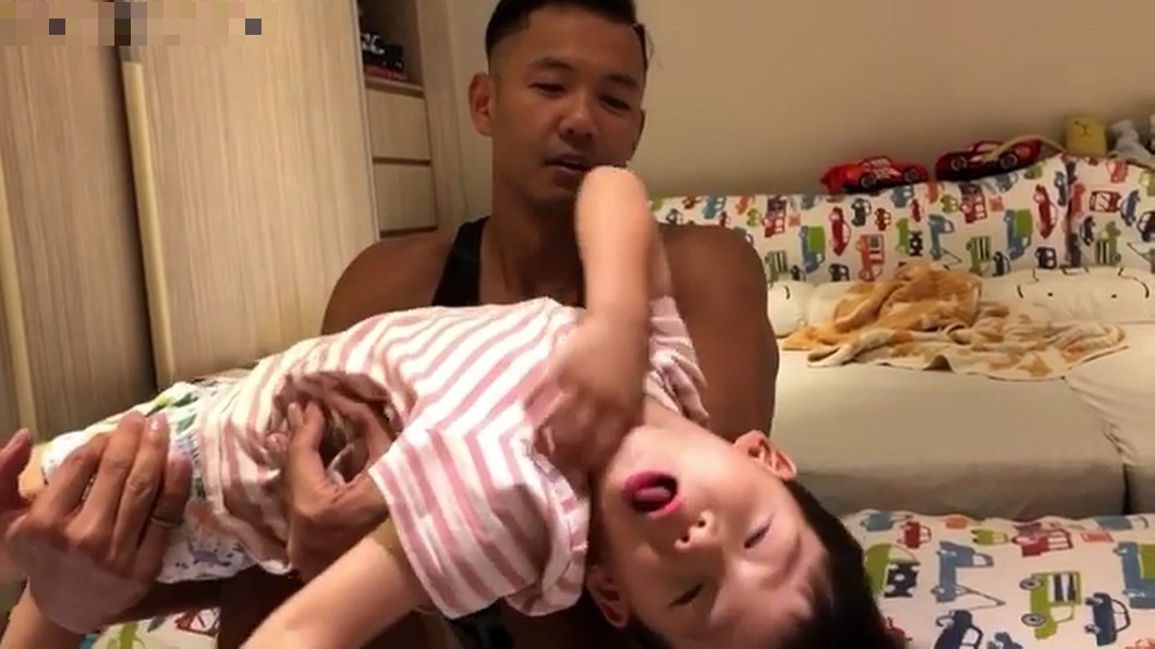 翔翔暈倒…黑人抱起求救　范范親親網笑歪：根本演技派