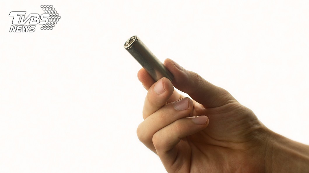 講不聽!老師拿電池砸國中生 頭濺血竟得意:我丟好準