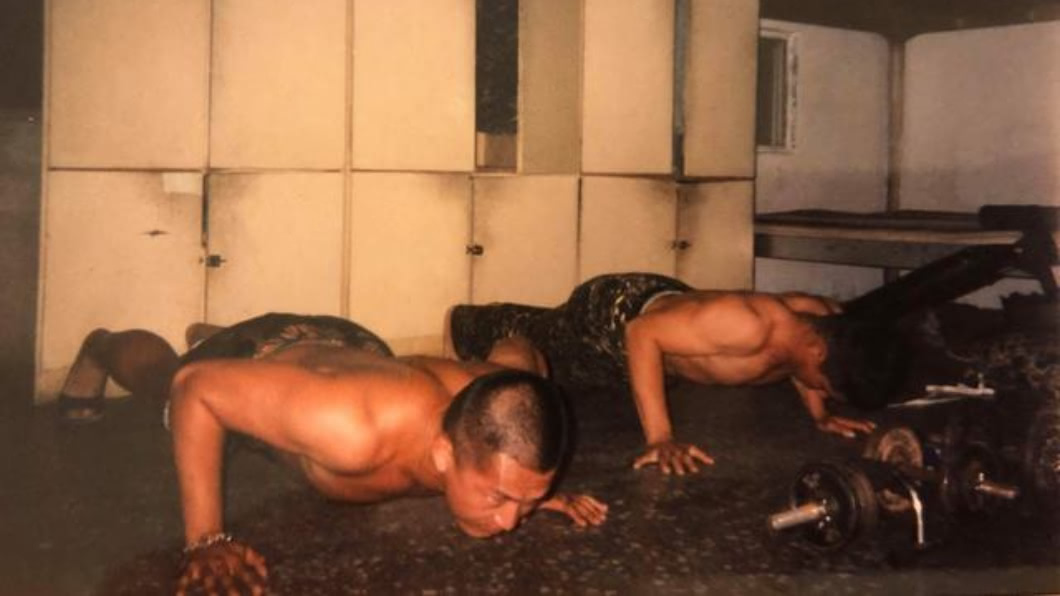 「貼滿滿!」館長20歲陸戰隊這樣操 肌肉炸出超MAN