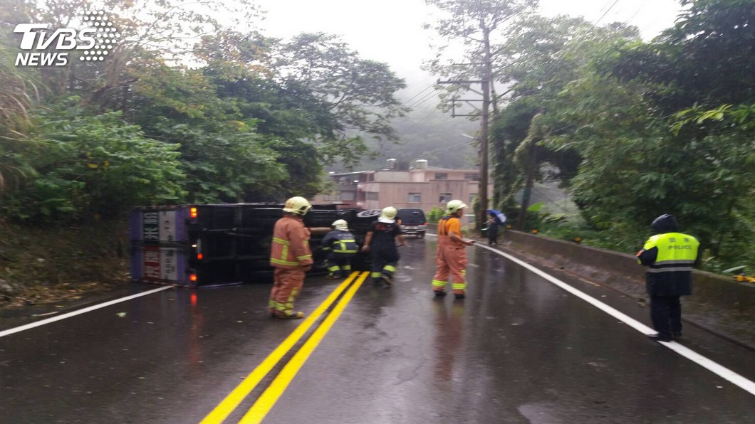 快訊/貨車翻覆!疑天雨路滑失控 駕駛脫困