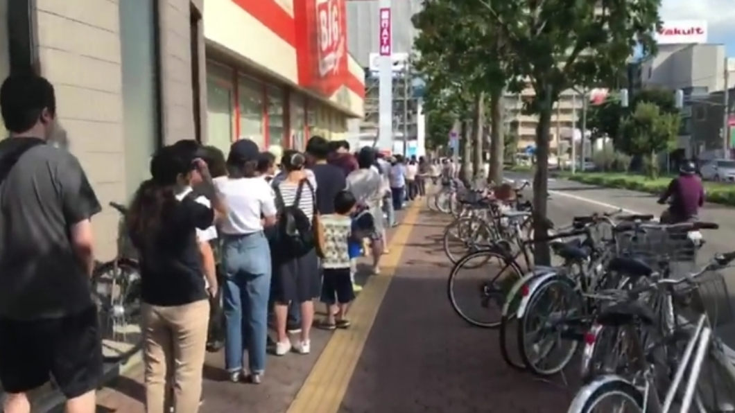神級秩序!強震後札幌超市大降價 災民安靜排隊無抱怨