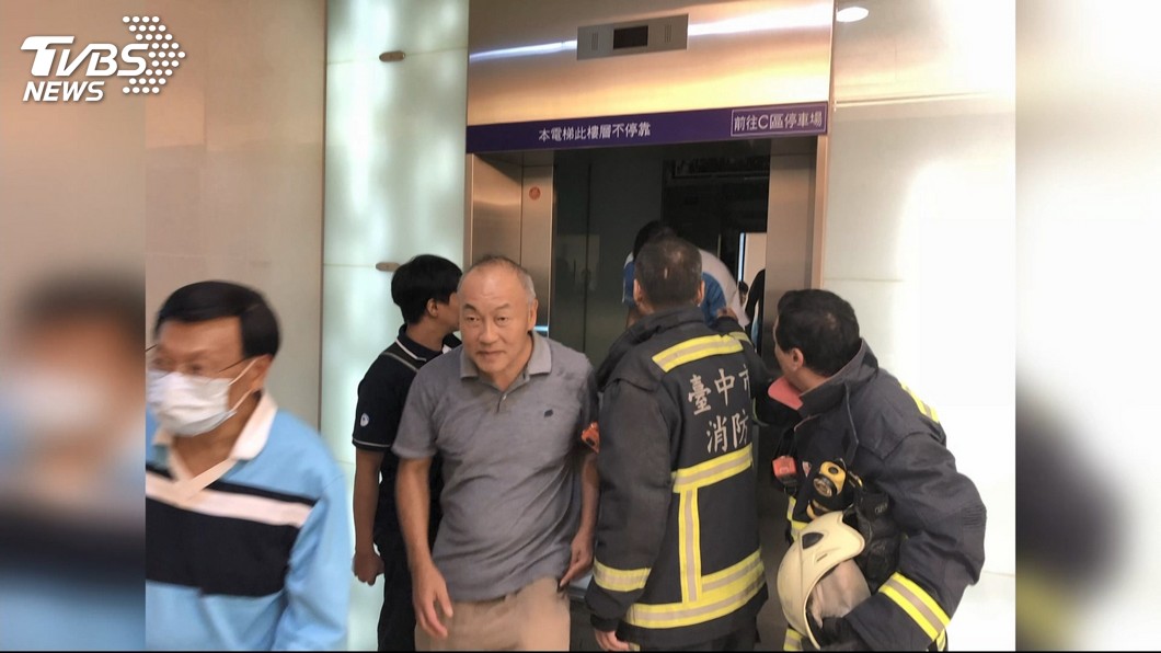 變電箱疑爆炸 大遠百停電1小時、民眾受困電梯