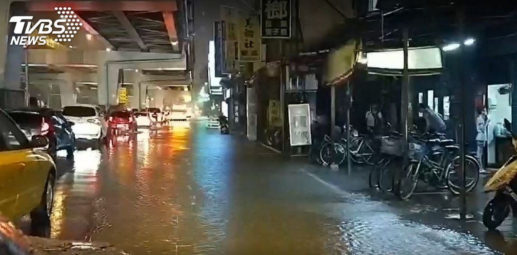 北台暴雨引論戰!網酸「下在南部淹3天」 鄉民嗆比預算