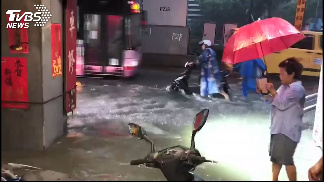 賴揆是對的?暴雨猛炸北台淹大水 網:要看水退速度