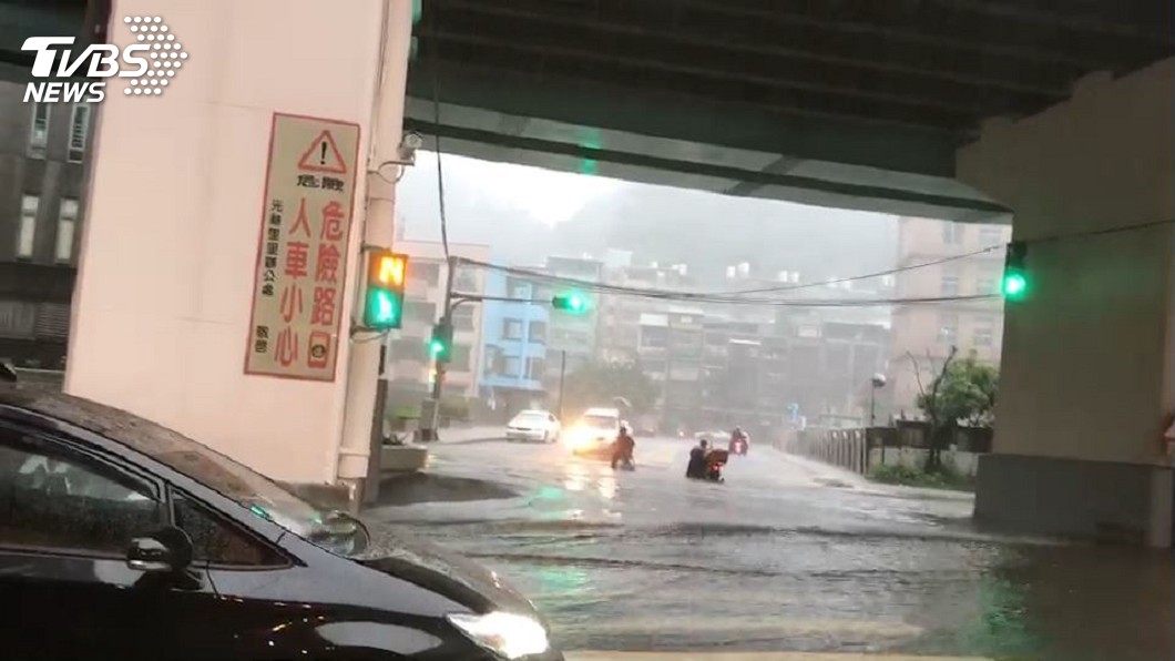 快訊/又淹了!基隆復興路、成功一路水深約20cm