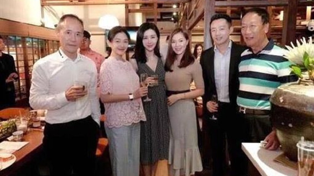 郭台銘絕密家宴曝光!大S夫婦貼馬英九照外流