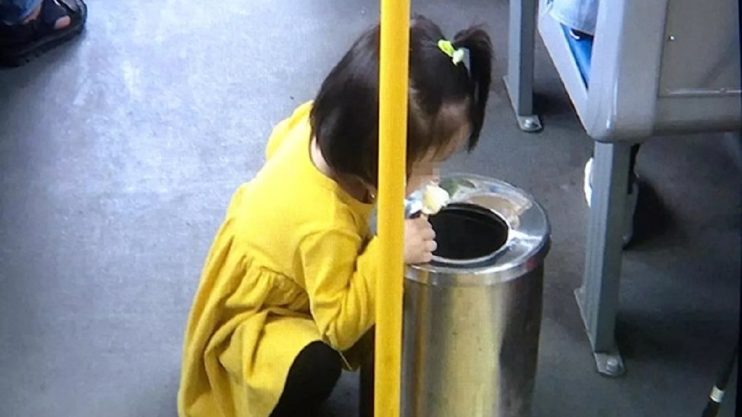 怕弄髒公車地板…2歲女孩蹲在垃圾桶旁吃冰棒